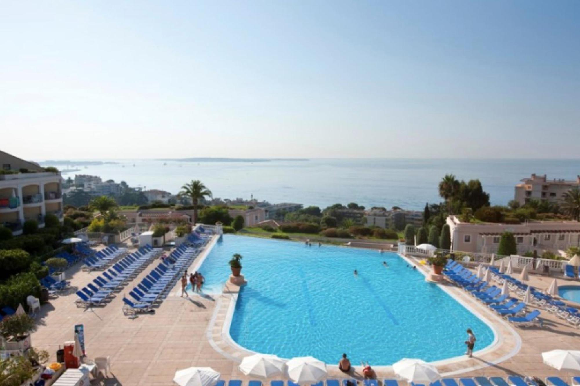Francia Avec Terrasse Et Piscine